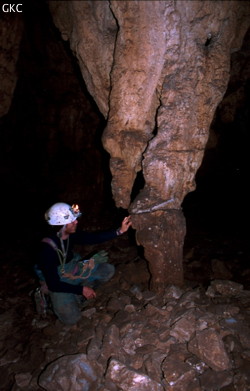 Fissures et sutures sur les spéléothèmes de la galerie des Cisailles à Zhujiadadong  (Lemin-Xiangshui, district de Panxian, Guizhou).Probable seismic fissures on speleothems in Zhujiadadong (Lemin, Panxian County, Guizhou).