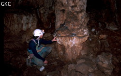 Fissures et sutures sur les spéléothèmes de la galerie des Cisailles à Zhujiadadong  (Lemin-Xiangshui, district de Panxian, Guizhou). Probable seismic fissures on speleothems in Zhujiadadong (Lemin, Panxian County, Guizhou).