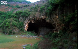 Le porche amont de la grotte de Zhujiadadong est l’ancienne perte de la rivière Xiangshuihe (Lemin-Xiangshui, district de Panxian, Guizhou).The upper entrance of Zhujiadadong is the former sinkhole of the Xiangshuihe river (Lemin, Panxian County, Guizhou).
