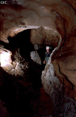 La galerie de la rizière (grotte de Laohuyandadong) se termine sur un remplissage détritique rythmé (Hongguo, district de Panxian, Guizhou).Rhytmic detritic sediments at the end of the «rice field gallery» (Laohuyandadong) (Hongguo, Panxian County, Guizhou).