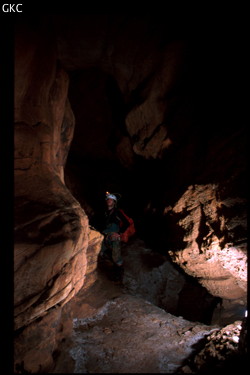 La galerie de la rizière (grotte de Laohuyandadong), à cet endroit s'ouvre le puits de 14 m donnant accès au réseau du stégodon dans lequel fut découvert la dent de stégodon ainsi que d'autres os toujours en place (Hongguo, district de Panxian, Guizhou).