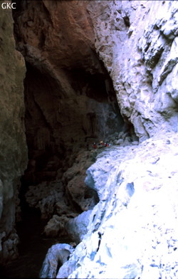 Sur les vires dans la grotte-perte de Gesoluoshuidong 革索落水洞 (Panxian 盘县, Liupanshui Shi 六盘水市, Guizhou 贵州省, Chine)