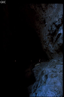 Sur les vires dans la grotte-perte de Gesoluoshuidong 革索落水洞 (Panxian 盘县, Liupanshui Shi 六盘水市, Guizhou 贵州省, Chine)