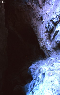 Progression sur les vires dans la grotte-perte de Gesoluoshuidong 革索落水洞 (Panxian 盘县, Liupanshui Shi 六盘水市, Guizhou 贵州省, Chine)