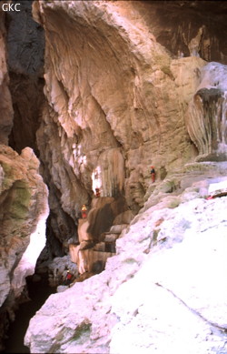 Progression sur les vires dans la grotte-perte de Gesoluoshuidong 革索落水洞 (Panxian 盘县, Liupanshui Shi 六盘水市, Guizhou 贵州省, Chine)