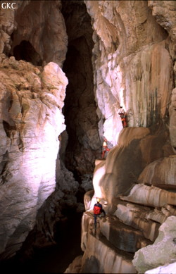 Progression sur les vires dans la grotte-perte de Gesoluoshuidong 革索落水洞 (Panxian 盘县, Liupanshui Shi 六盘水市, Guizhou 贵州省, Chine)