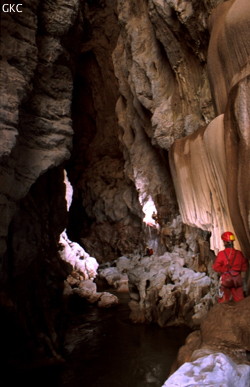 Progression sur les vires dans la grotte-perte de Gesoluoshuidong 革索落水洞 (Panxian 盘县, Liupanshui Shi 六盘水市, Guizhou 贵州省, Chine)