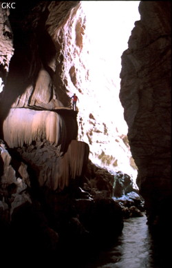 Progression sur les vires dans la grotte-perte de Gesoluoshuidong 革索落水洞 (Panxian 盘县, Liupanshui Shi 六盘水市, Guizhou 贵州省, Chine)