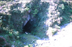 L'entrée de la perte de montagne de Yindong se situe juste au bord du plateau de Baoji et domine la Gesohe de plus de 500 m. (Baoji, Panxian, Liupanshui, Guizhou)