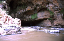 La grotte de Liucheheluoshuidong est la perte de la rivière Liuchehe (débit de 9 m3/s en avril 2000).  (Pugu Panxian Guizhou)