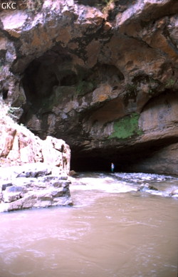 La grotte de Liucheheluoshuidong est la perte de la rivière Liuchehe (débit de 9 m3/s en avril 2000).  (Pugu Panxian Guizhou)