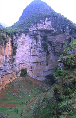Le porche aval de la grotte de Baiyandong est un regard sur la Liuchehe souterraine (Pugu, district de Panxian, Guizhou).