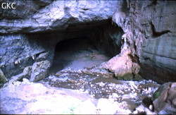 Le porche aval de la grotte de Baiyandong mesure 60 m de large sur 80 m de haut. Sa paroi présente un miroir de décrochement exceptionnel par sa netteté et son ampleur, de direction N030°. (Pugu, district de Panxian, Guizhou).