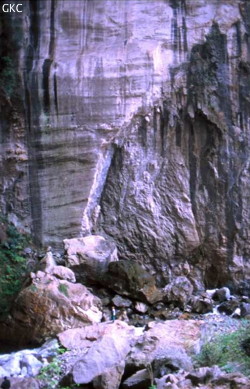 Le porche aval de la grotte de Baiyandong mesure 60 m de large sur 80 m de haut. Sa paroi présente un miroir de décrochement exceptionnel par sa netteté et son ampleur, de direction N030°. (Pugu, district de Panxian, Guizhou).