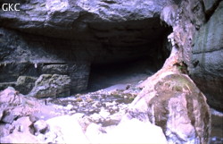 Le porche aval de la grotte de Baiyandong mesure 60 m de large sur 80 m de haut. Sa paroi présente un miroir de décrochement exceptionnel par sa netteté et son ampleur, de direction N030°. (Pugu, district de Panxian, Guizhou).