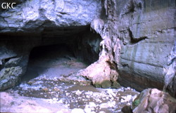 Le porche aval de la grotte de Baiyandong mesure 60 m de large sur 80 m de haut. Sa paroi présente un miroir de décrochement exceptionnel par sa netteté et son ampleur, de direction N030°. (Pugu, district de Panxian, Guizhou).