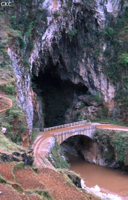 La puissante résurgence de la rivière Gesohe 革索出口, lors d'une petite crue à 70 m3/s en avril 2000. (Panxian, Liupanshui, Guizhou)