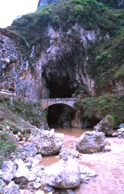 La puissante résurgence de la rivière Gesohe 革索出口, lors d'une petite crue à 70 m3/s en avril 2000. (Panxian, Liupanshui, Guizhou)