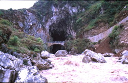 La puissante résurgence de la rivière Gesohe 革索出口, lors d'une petite crue à 70 m3/s en avril 2000. (Panxian, Liupanshui, Guizhou)