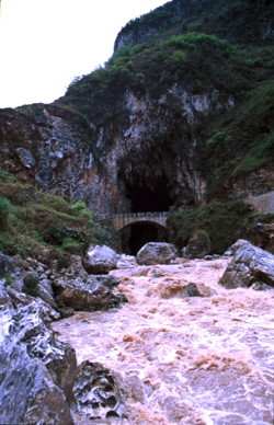 La puissante résurgence de la rivière Gesohe 革索出口, lors d'une petite crue à 70 m3/s en avril 2000. (Panxian, Liupanshui, Guizhou)