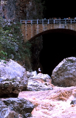 La puissante résurgence de la rivière Gesohe 革索出口, lors d'une petite crue à 70 m3/s en avril 2000. (Panxian, Liupanshui, Guizhou)