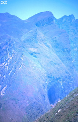 Cet immense porche aux confins des districts de Panxian et de Shuicheng a été exploré en 2003. Cette grotte était probablement en relation avec la doline géante de Yangtianmawo (Shuicheng, Guizhou). Explored in 2003, this big cave entrance is located on the border of Panxian and  Shuicheng counties. It was probably in relation with the giant doline of Yangtianmawo (Shuicheng, Guizhou).