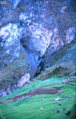 L'entrée de la perte de la rivière Gesohe, est bien dissimulée son porche d'entrée fait plus de 100 m de haut. grotte-perte de Gesoluoshuidong 革索落水洞 (Panxian 盘县, Liupanshui Shi 六盘水市, Guizhou 贵州省, Chine)