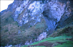 L'entrée de la perte de la rivière Gesohe, est bien dissimulée son porche d'entrée fait plus de 100 m de haut. grotte-perte de Gesoluoshuidong 革索落水洞 (Panxian 盘县, Liupanshui Shi 六盘水市, Guizhou 贵州省, Chine)
