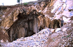 Grotte ouverte par les travaux de carrière au bord de la route menant de Panxian à Baoji (Panxian, Guizhou)