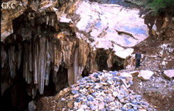 Grotte ouverte par les travaux de carrière au bord de la route menant de Panxian à Baoji (Panxian, Guizhou)