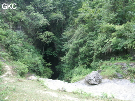 L'entrée de Laoyingdong 老鹰洞 est un puits-perte typique de montagne qui se trouve au bout d'une courte vallée aveugle dans le lit du torrent (Suiyang 绥阳, Zunyi 遵义市, Guizhou 贵州省, Chine 中国).