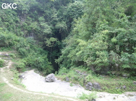 L'entrée de Laoyingdong 老鹰洞 est un puits-perte typique de montagne qui se trouve au bout d'une courte vallée aveugle dans le lit du torrent (Suiyang 绥阳, Zunyi 遵义市, Guizhou 贵州省, Chine 中国).