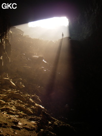 De par sa taille et son orientation l'entrée de la grotte de Ganmadong 1 laisse généreusement entré les rayons du soleil (Guizhou 贵州省, Qiannan 黔南, Pingtang 平塘)