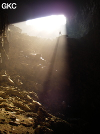 De par sa taille et son orientation l'entrée de la grotte de Ganmadong 1 laisse généreusement entré les rayons du soleil (Guizhou 贵州省, Qiannan 黔南, Pingtang 平塘)