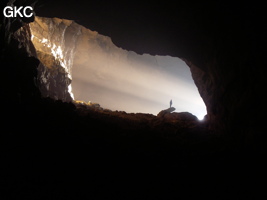 De par sa taille et son orientation l'entrée de la grotte de Ganmadong 1 laisse généreusement entré les rayons du soleil (Guizhou 贵州省, Qiannan 黔南, Pingtang 平塘)