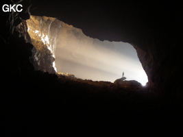 De par sa taille et son orientation l'entrée de la grotte de Ganmadong 1 laisse généreusement entré les rayons du soleil (Guizhou 贵州省, Qiannan 黔南, Pingtang 平塘)