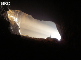 De par sa taille et son orientation l'entrée de la grotte de Ganmadong 1 laisse généreusement entré les rayons du soleil (Guizhou 贵州省, Qiannan 黔南, Pingtang 平塘)