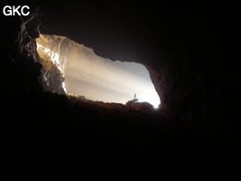 De par sa taille et son orientation l'entrée de la grotte de Ganmadong 1 laisse généreusement entré les rayons du soleil (Guizhou 贵州省, Qiannan 黔南, Pingtang 平塘)