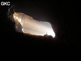 De par sa taille et son orientation l'entrée de la grotte de Ganmadong 1 laisse généreusement entré les rayons du soleil (Guizhou 贵州省, Qiannan 黔南, Pingtang 平塘)