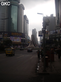 Rond point dans le centre villle de Guiyang 贵阳 (Guizhou 贵州).