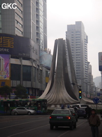 Rond point dans le centre villle de Guiyang 贵阳 (Guizhou 贵州).