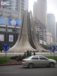Rond point dans le centre villle de Guiyang 贵阳 (Guizhou 贵州).