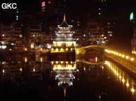 A Guiyang 贵阳, la tour de Jiaxiu sur la rivière Nanming. (贵州; Gùizhōu) 