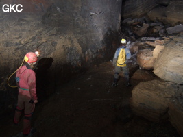 Progression dans la rivière de la Grotte de Dadongpiandong - 大洞偏洞 - (Suiyang 绥阳, Zunyi Shi 遵义市, Guizhou 贵州省, Chine)