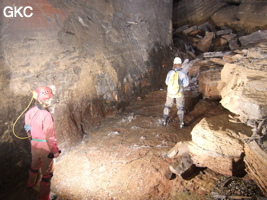 Progression dans la rivière de la Grotte de Dadongpiandong - 大洞偏洞 - (Suiyang 绥阳, Zunyi Shi 遵义市, Guizhou 贵州省, Chine)