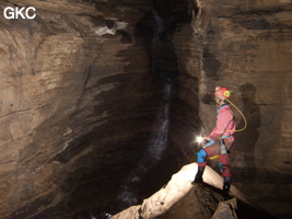 Cascatelle dans la Grotte de Dadongpiandong - 大洞偏洞 - (Suiyang 绥阳, Zunyi Shi 遵义市, Guizhou 贵州省, Chine)