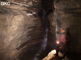 Cascatelle dans la Grotte de Dadongpiandong - 大洞偏洞 - (Suiyang 绥阳, Zunyi Shi 遵义市, Guizhou 贵州省, Chine)