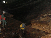 Progression dans la rivière de la Grotte de Dadongpiandong - 大洞偏洞 - (Suiyang 绥阳, Zunyi Shi 遵义市, Guizhou 贵州省, Chine)