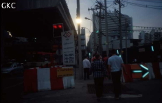Nathalie Vanara en promenade dans Bangkok la suffocante capitale thai.
