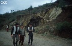 Grotte ouverte par les travaux de carrière au bord de la route menant de Panxian à Baoji (Panxian, Guizhou)